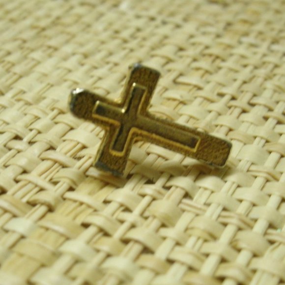 Vintage Gold Metal Cross Tie Tack or Lapel Pin - Picture 10 of 10